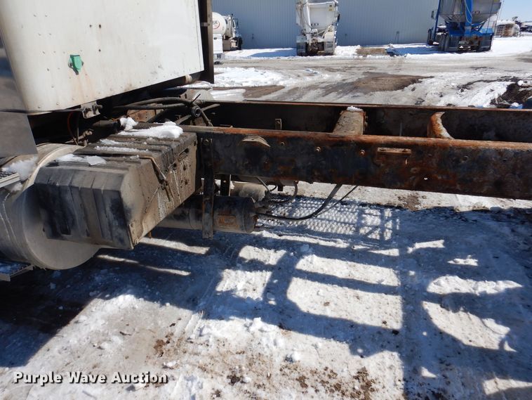 image for item IO9468 2001 International 9400i  truck cab and chassis