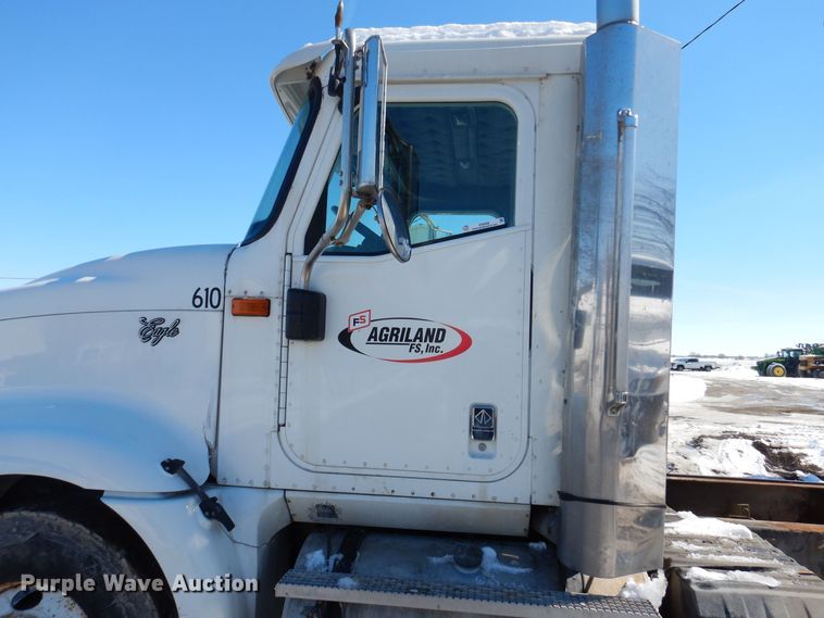 image for item IO9468 2001 International 9400i  truck cab and chassis