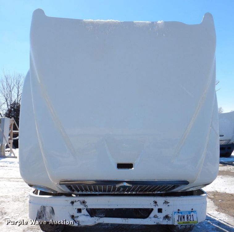 image for item IO9468 2001 International 9400i  truck cab and chassis