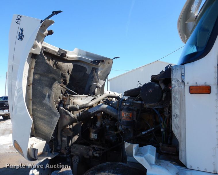 image for item IO9468 2001 International 9400i  truck cab and chassis