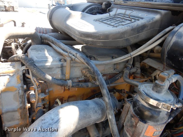 image for item IO9468 2001 International 9400i  truck cab and chassis