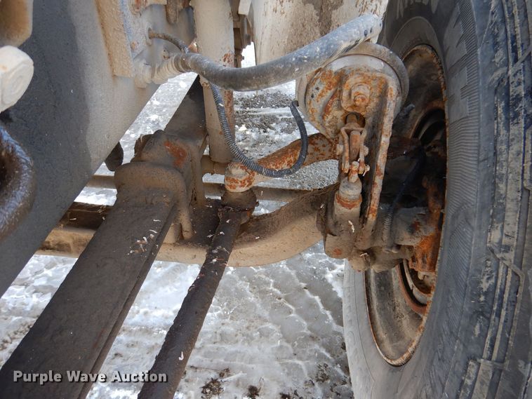 image for item IO9468 2001 International 9400i  truck cab and chassis