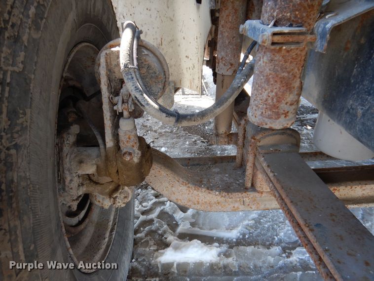 image for item IO9468 2001 International 9400i  truck cab and chassis