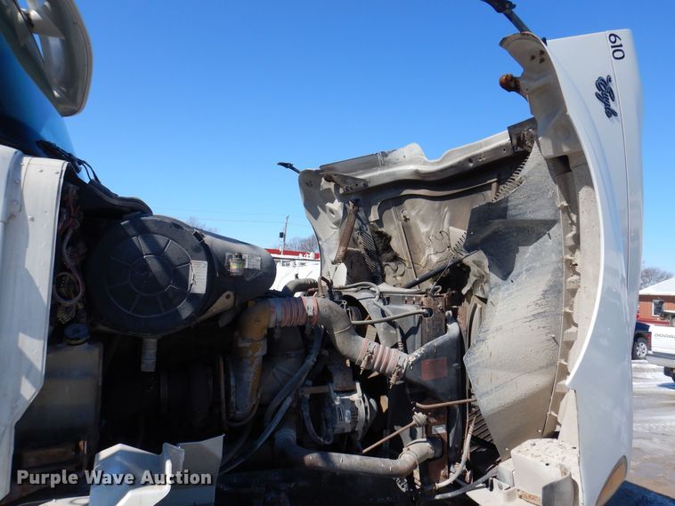 image for item IO9468 2001 International 9400i  truck cab and chassis