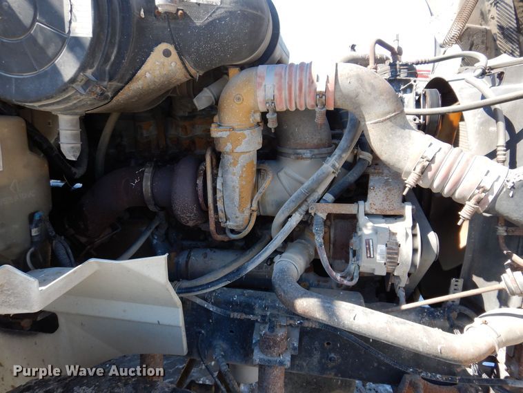 image for item IO9468 2001 International 9400i  truck cab and chassis