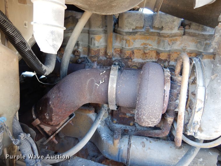 image for item IO9468 2001 International 9400i  truck cab and chassis