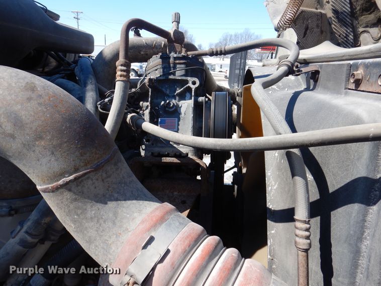 image for item IO9468 2001 International 9400i  truck cab and chassis