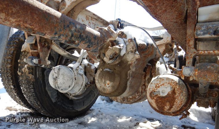 image for item IO9468 2001 International 9400i  truck cab and chassis