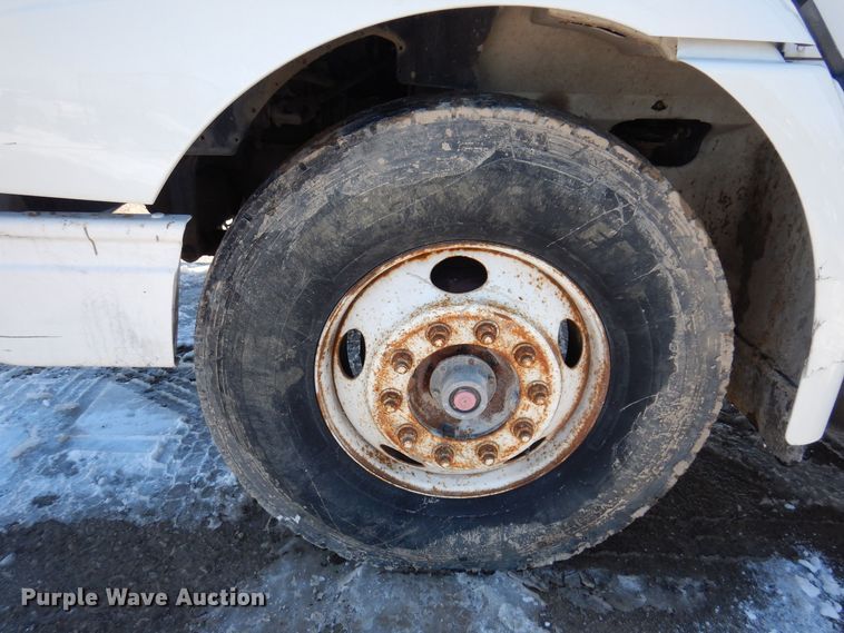 image for item IO9468 2001 International 9400i  truck cab and chassis