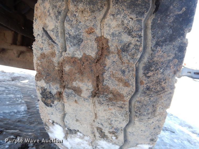 image for item IO9468 2001 International 9400i  truck cab and chassis