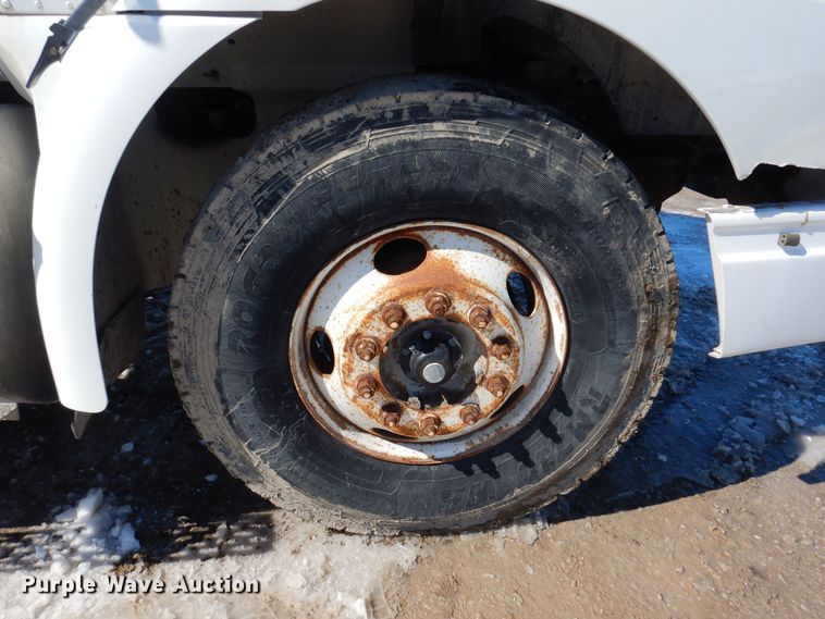 image for item IO9468 2001 International 9400i  truck cab and chassis