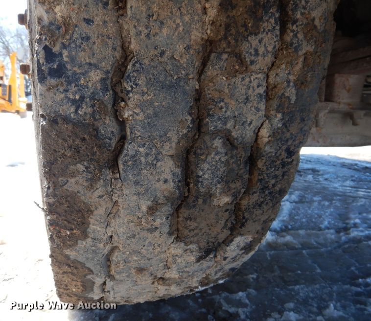 image for item IO9468 2001 International 9400i  truck cab and chassis