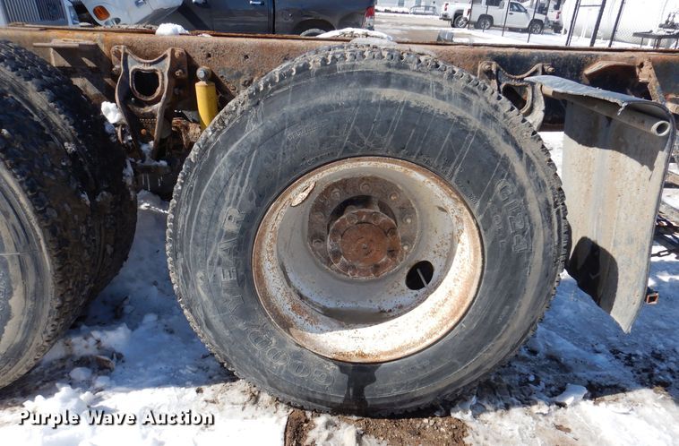 image for item IO9468 2001 International 9400i  truck cab and chassis