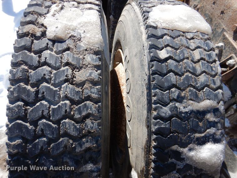 image for item IO9468 2001 International 9400i  truck cab and chassis