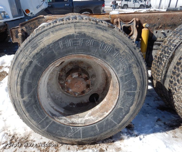 image for item IO9468 2001 International 9400i  truck cab and chassis