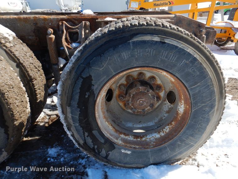 image for item IO9468 2001 International 9400i  truck cab and chassis