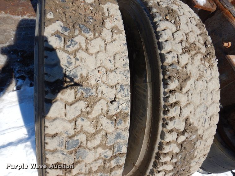 image for item IO9468 2001 International 9400i  truck cab and chassis