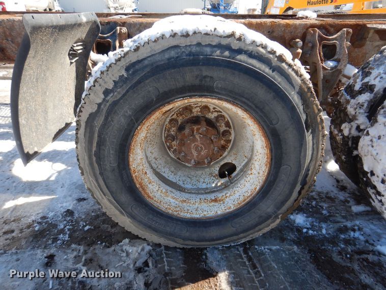 image for item IO9468 2001 International 9400i  truck cab and chassis