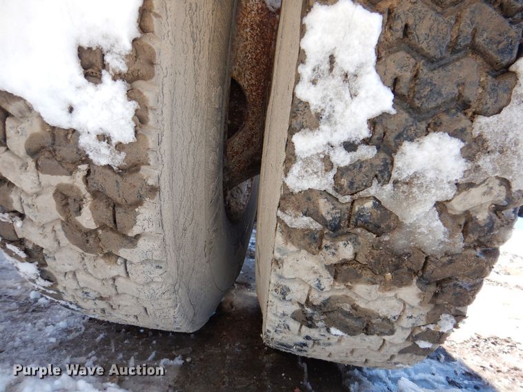 image for item IO9468 2001 International 9400i  truck cab and chassis