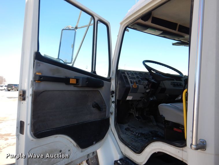 image for item IO9469 1999 Freightliner FL70  box truck