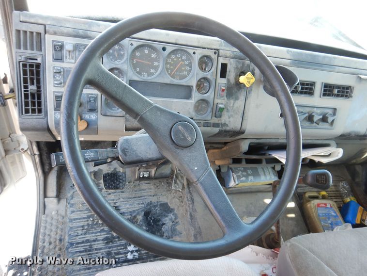 image for item IO9469 1999 Freightliner FL70  box truck