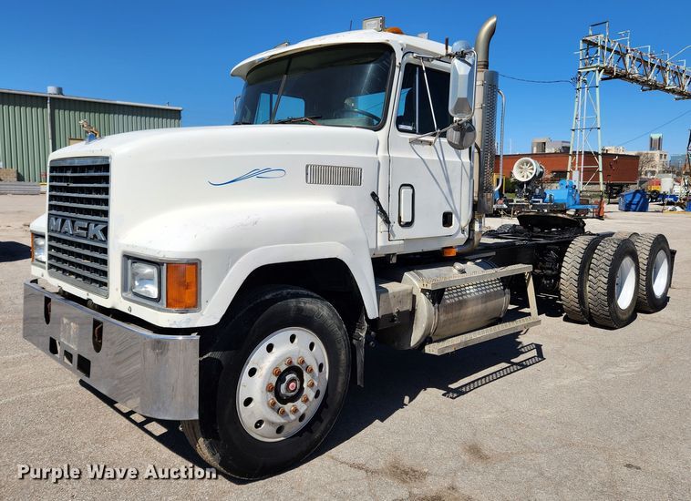 image for item JB9453 1998 Mack CH613  semi truck