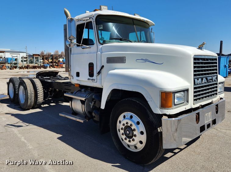 image for item JB9453 1998 Mack CH613  semi truck