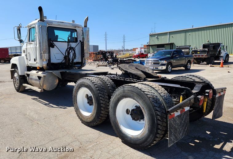 image for item JB9453 1998 Mack CH613  semi truck