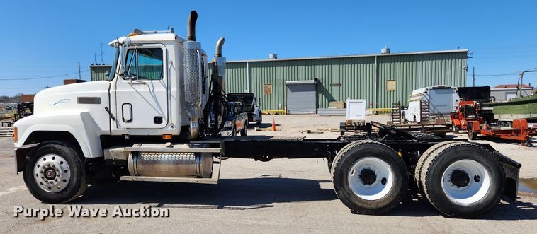 image for item JB9453 1998 Mack CH613  semi truck