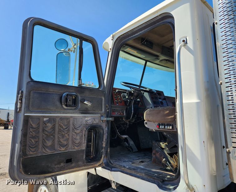 image for item JB9453 1998 Mack CH613  semi truck