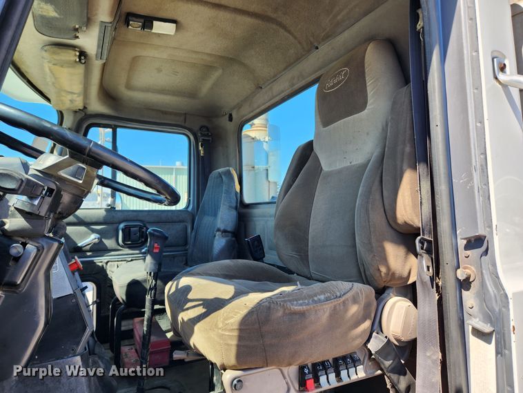 image for item JB9453 1998 Mack CH613  semi truck