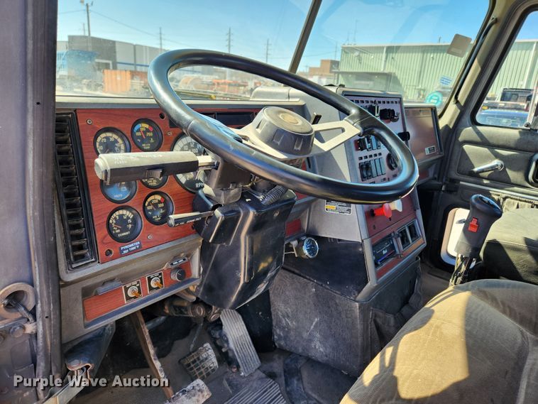 image for item JB9453 1998 Mack CH613  semi truck