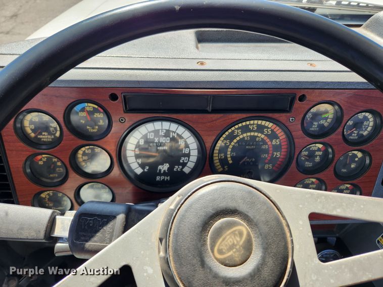 image for item JB9453 1998 Mack CH613  semi truck