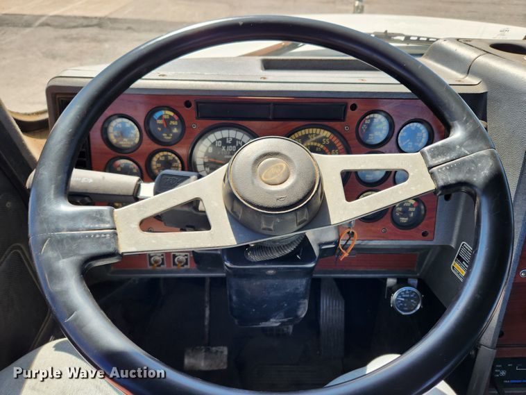 image for item JB9453 1998 Mack CH613  semi truck