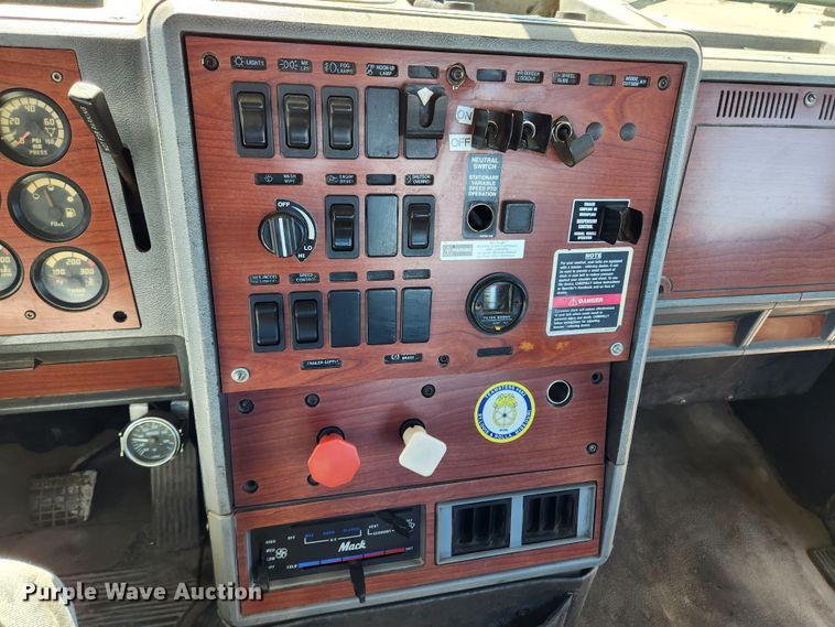 image for item JB9453 1998 Mack CH613  semi truck