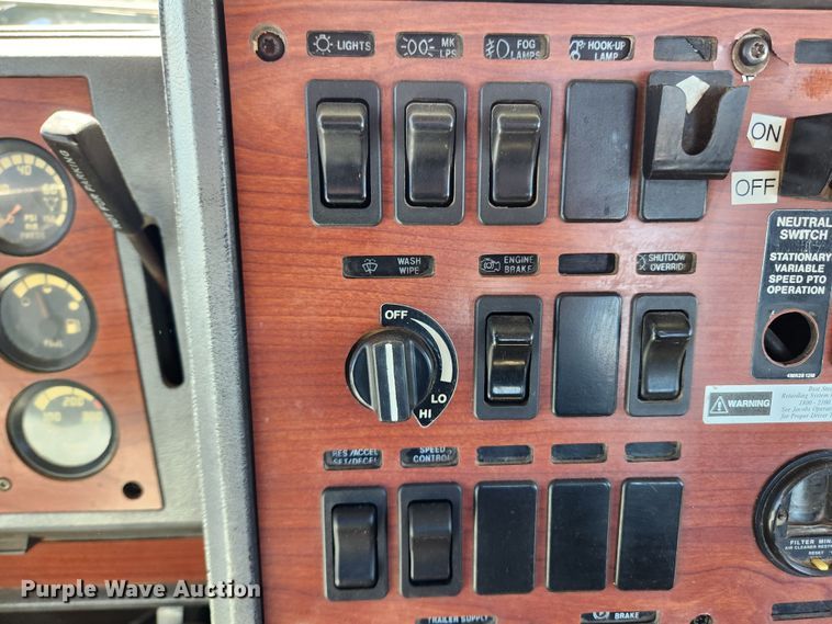 image for item JB9453 1998 Mack CH613  semi truck