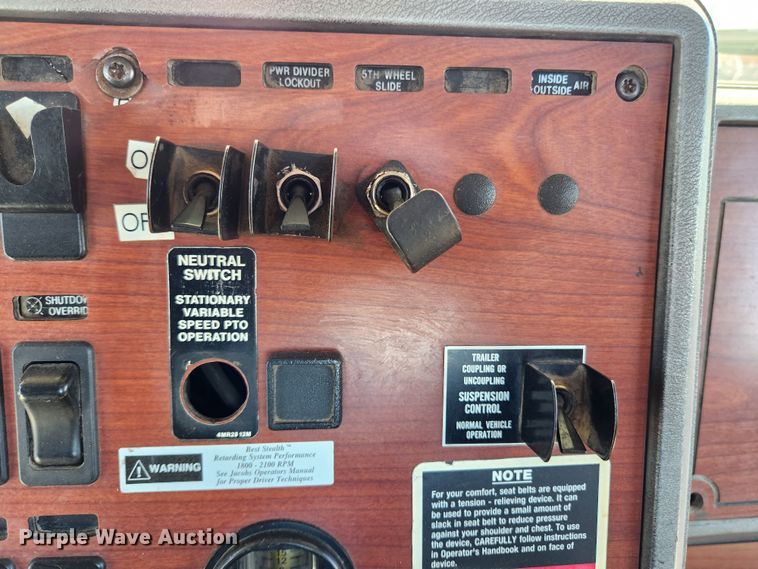 image for item JB9453 1998 Mack CH613  semi truck