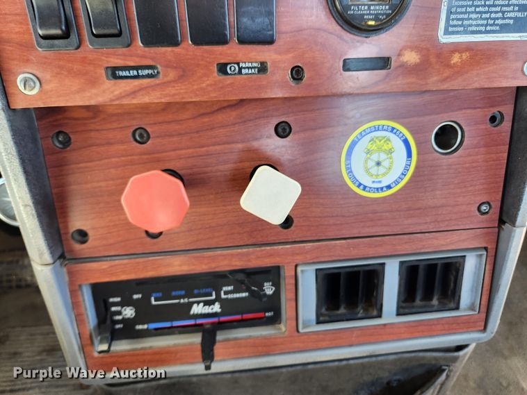 image for item JB9453 1998 Mack CH613  semi truck