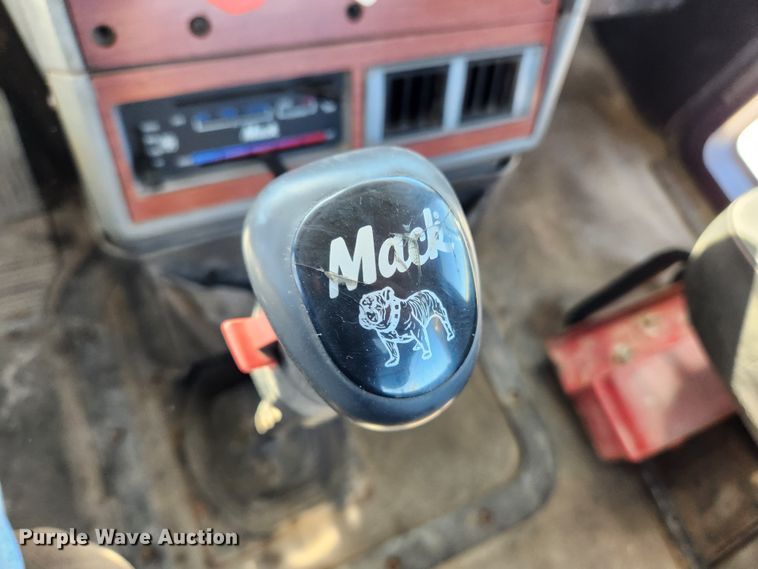 image for item JB9453 1998 Mack CH613  semi truck