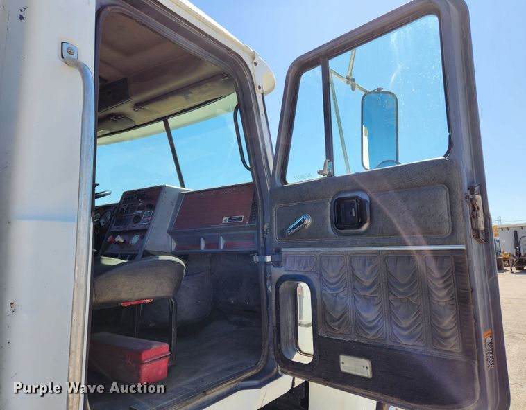 image for item JB9453 1998 Mack CH613  semi truck