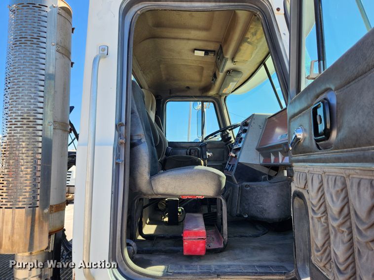 image for item JB9453 1998 Mack CH613  semi truck