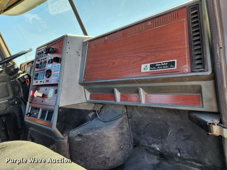 image for item JB9453 1998 Mack CH613  semi truck