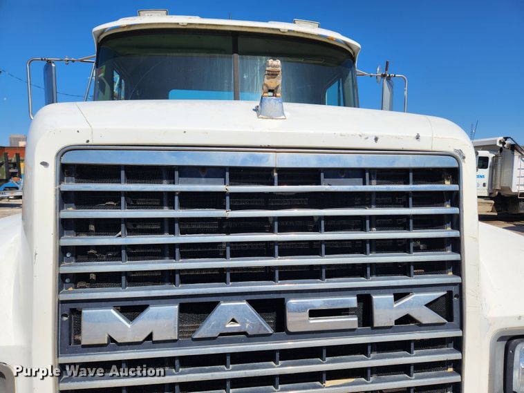 image for item JB9453 1998 Mack CH613  semi truck