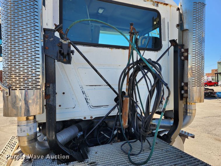 image for item JB9453 1998 Mack CH613  semi truck