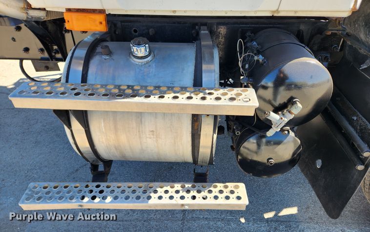 image for item JB9453 1998 Mack CH613  semi truck