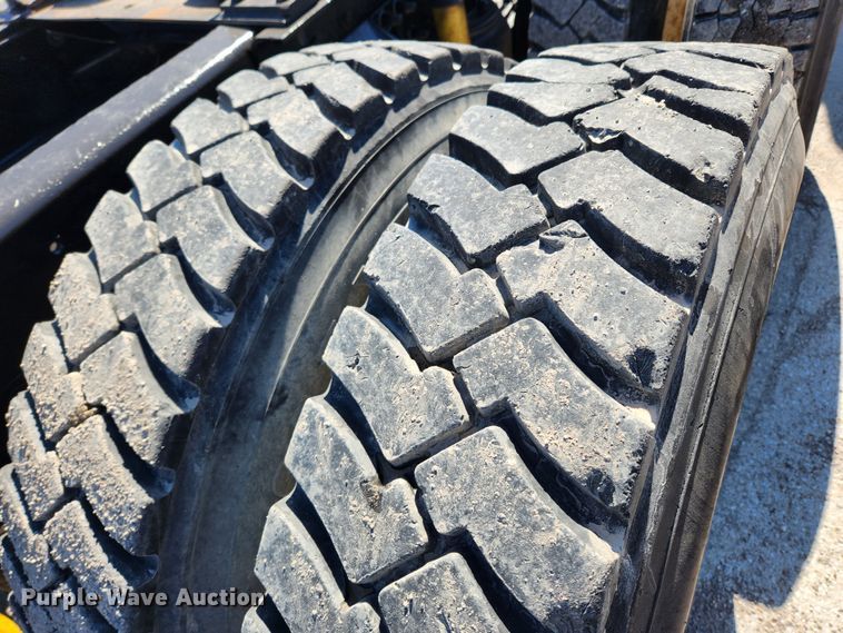 image for item JB9453 1998 Mack CH613  semi truck