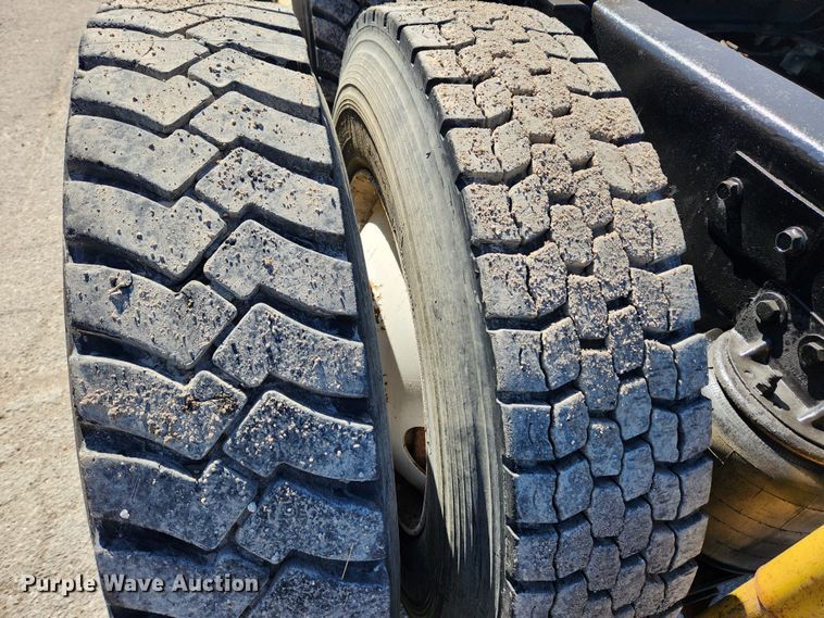 image for item JB9453 1998 Mack CH613  semi truck