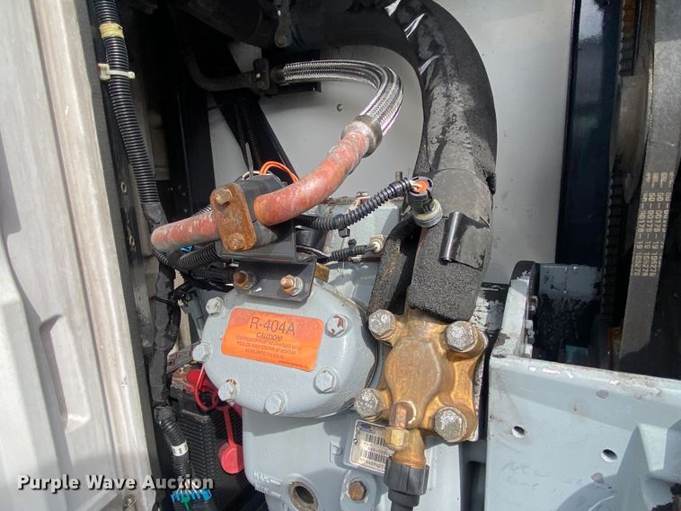 image for item KB9551 1999 Utility VS2R  refrigerated van trailer