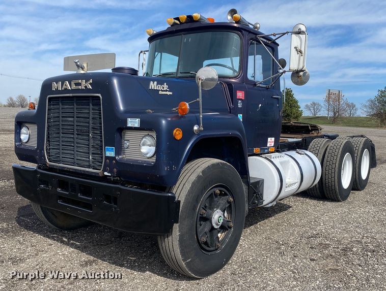 image for item KB9553 1987 Mack R688ST  semi truck