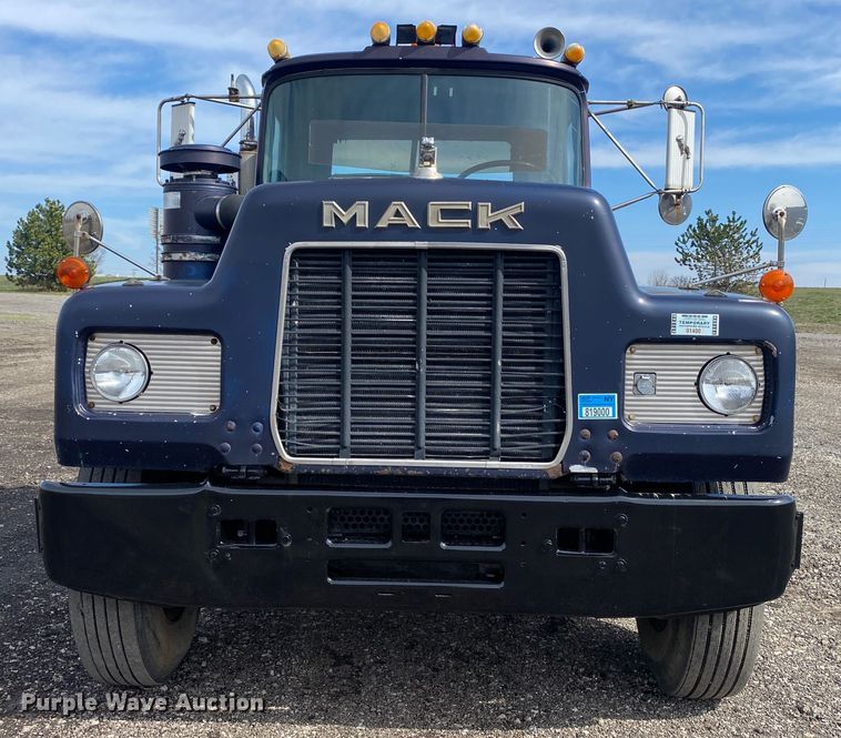 image for item KB9553 1987 Mack R688ST  semi truck
